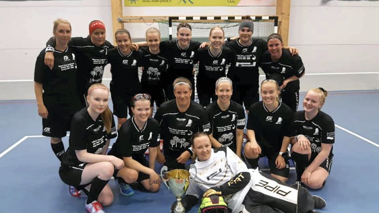 Mestarijoukkue. Ylärivi vasemmalta oikealle: Tuuli Koskinen, Marianne Pohjonen, Ella Joona, Linda Rautio, Jenna Suutari, Lotta Wikstedt, Sanna Risteli, Annukka Häkli. Keskirivi vasemmalta oikealle: Henna Haikonen, Leila Meriläinen, Anu Heikkinen, Anne-Maria Tolpanniemi (C), Tua Böös ja Jemina Haikonen. Alarivi: Taru Jämsä. Kuva: Eeva Repo