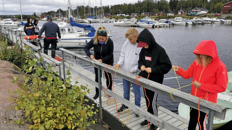 Osa Kellon koulun oppilaista kävi Kiviniemen rannassa Itämeripäivä -tapahtumassa. Kuva: Eemeli Ratilainen