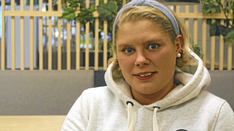 Jääkiekkoilija Kristiina Meriläinen haluaisi tulevaisuudessa myös itse valmentaa nuoria jääkiekkoilijoita.