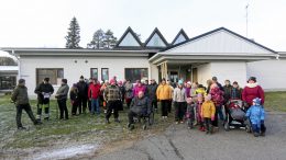 Kuivaniemen terveysaseman toimintojen säilyttämisen puolesta kerättyyn nimiadressiin kertyi yli 650 nimeä. Tiistaina nelisenkymmentä kuntalaista saapui Kuivaniemen terveysaseman pihalle kertomaan tuntojaan Rantapohjalle.