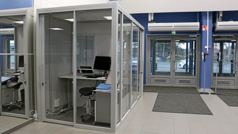 Asiointipiste on Iisi-areenan aulassa heti pääsisäänkäynnin jälkeen oikealla.