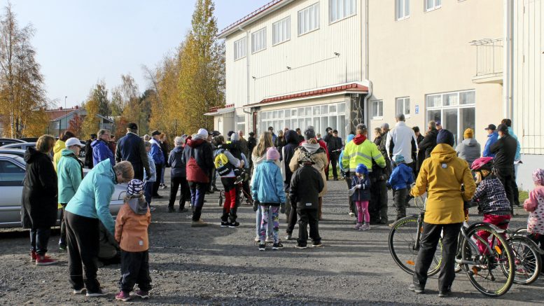 Väki kokoontui Pateniemessä raitti-kävelylle koronaa vastaan. Samalla tutustuttiin kulttuurihistoriallisesti upeaan kylään.