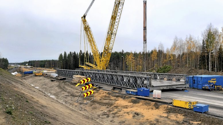 Liikenne palaa valtatielle marraskuun alkupuolella kun tulvan vaurioittama väliaikainen silta saadaan korjatuksi ja laitettua paikoilleen. Kuva: Jorma Leskelä.