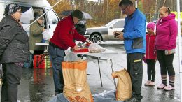 Arja Huhtasen merkitsemiä perunatilauksia jopa jonotettiin useaan otteeseen lauantain aikana, ja tyrnäväläispotuille riitti hakijoita. Kävijöiden ilmeet niin ulkona kuin Taitomyllyn sisätiloissa olivat myös huomattavasti kehnoa keliä aurinkoisempia.