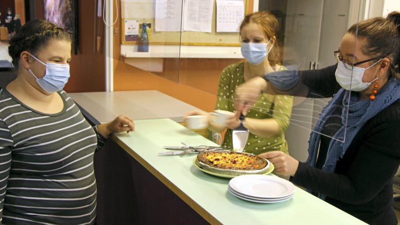 Kati Huttula, Minna Hernberg ja Kati Haipus eivät vielä kuvanottohetkellä olleet leipomassa täytekakkuja, mutta kinkkupiirakka oli koemaistelussa. Loppuviikosta Huttukylän nuorisoseurantalo täyttyy kakkujen leipojista ja isänpäivänä talkoilla leivottu kakku koristaa montaa kahvipöytää. (Kuva Teea Tunturi)