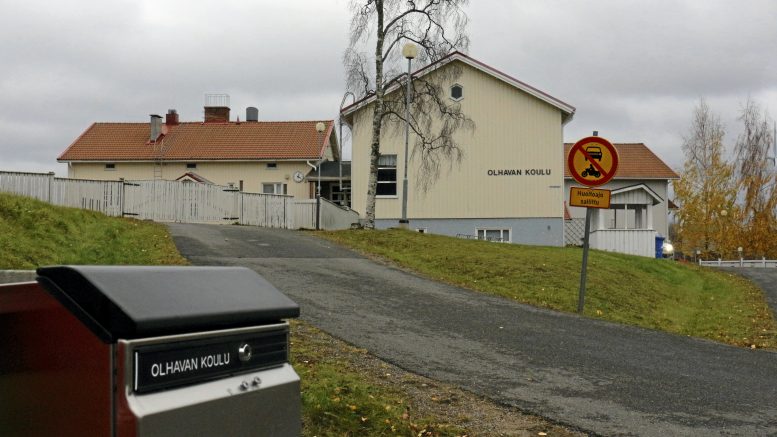 Olhavan koulun sekä Kuivaniemen yläasteen tulevaisuudesta päätetään lähiaikoina. Kunnanvaltuusto päätti jo viisi vuotta sitten palveluverkkoselvityksen linjausten mukaisesti, että Olhavan koulun tilannetta tarkastellaan, mikäli sen oppilasmäärä on kahtena peräkkäisenä lukuvuotena alle kolmekymmentä oppilasta.