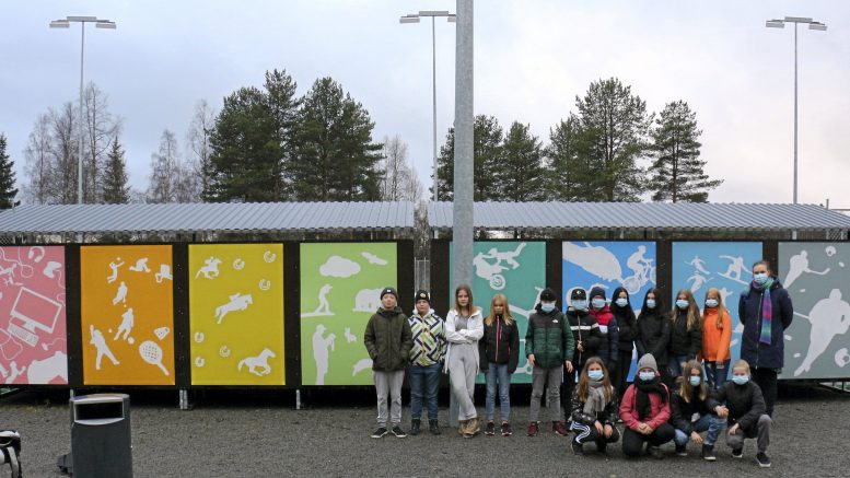 Valtarin koulun oppilaat toteuttivat MOK-viikolla taideteoksen Valtarin areenalle.