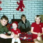 Meriläisen perhekuva vuodelta 1970, isä Reino, äiti Sinikka ja tytöt Heli ja nuorempi sisko Minna.