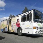 Eikka-bussi on kiertänyt ympäri maakuntaa. Bussissa on kohdattu ihmisiä ja annettu liikuntaneuvontaa. (Kuva: PoPLi)