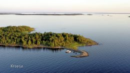 Upea Kropsun saari Haukiputaan edustalla. Kuva Leena Happosen ja Hannu Lievetmursun dronella kuvatusta videosta.