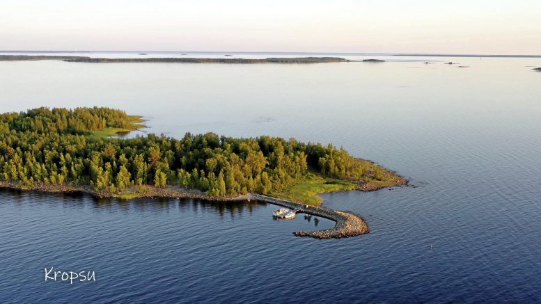 Upea Kropsun saari Haukiputaan edustalla. Kuva Leena Happosen ja Hannu Lievetmursun dronella kuvatusta videosta.