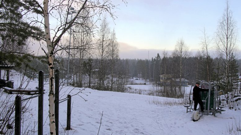 Kiimingin Honkimaalla olisi Vesa Hintsalan mukaan optimaalinen paikka kuntoportaille. Alueelta löytyy jo nyt monipuolisesti harrastusmahdollisuuksia, ja kuntoportaat olisivat hyvä lisä tarjontaan. Kuntoportaat eivät tarvitse isoa mäkeä ollakseen tehokkaat treeniin, vaan ne sopivat myös leikkipaikalle. (Kuva: Teea Tunturi)