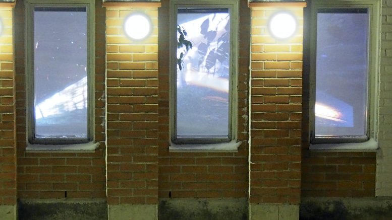 Nätteporin ikkunoita koristivat kansalaisopiston taidekoululaisten valoteokset, joista kuvassa oleva sijaitsi rakennuksen julkisivun puolella, toinen joen puolella.