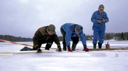 Tammikuu 2020. Jäälin järvialtaan suodatinkangas saatiin asennettua valmiiksi jäiden lähtöä odottelemaan. Talkoissa mukana olivat myös Eero Marttila, Kalevi Kuha sekä Kiimingin-Jäälin vesienhoitoyhdistyksen puheenjohtaja Markku Vuolteenaho.