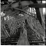 Iijoen yli vievä silta on räjäytetty. Räjäytetyn sillan keskellä kulkee tilapäinen polkusilta. Lokakuu 1944.