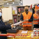Minna Hiltunen osti ruokaostosten päätteeksi rakettipaketin uudenvuodenaatoksi. Miika Sihvonen ja Nina Yliruikka kertoivat myyntipisteellä erilaisista vaihtoehdoista.