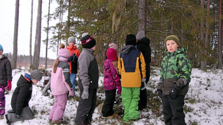 Jäälin joulupolulla pääsee jouluun asti virittäytymään joulun tunnelmaan, hiukan verryttelemään, rauhoittumaan ja miettimään auttamisen tapoja sekä jouluisia askarteluja. Kalamäen joulupolulla lapset miettivät muun muassa sitä, mitä eri lintulajeja talvisin lintulaudalla käy. Eino Huotari (edessä oikealla) on varsinainen lintujen tuntija, ja hän luettelikin melkoisen määrän lintulaudan vierailijoita. Myös jänikset ja oravat tykkäävät hänen mukaansa lintulaudan antimista. (Kuva: Teea Tunturi)