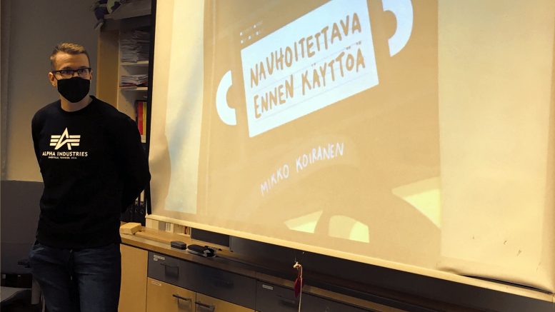 Mikko Koiranen kävi esittelemässä Jäälin koululla esikoisteostaan Nauhoitettava ennen käyttöä.