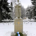 Itsenäisyyspäivänä lasketaan seppeleet sankarihaudoille. Kuvassa on Haukiputaan sankarivainajien muistomerkki.