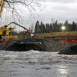 Lokakuu 2020. Nelostien Allikon siltatyömaalla Jokikylässä sattui ja tapahtui Kova myrsky ja tulva vaurioittivat väliaikaista siltaa ja liikenne nelostieltä jouduttiin ohjaamaan kiertoteille. Jokikylässä liikenne vilkastui kertaheitolla ja aiheutti huolta myös liikenneturvallisuudesta. Vesi oli korkealla myös lokakuussa ja viivästytti väliaikaisen sillan korjaamista ja nostoa paikoilleen. Liikenne saatiin takaisin nelostielle marraskuussa. Varsinainen kunnostettava Allikon silta valmistuu talven aikana. Kuva: Auli