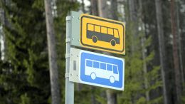 Linja-autopysäkin merkiksi riittäisi nykyisin pelkästään keltapohjainen merkki. Pysäkillä voi pysähtyä paikallisliikenteen lisäksi pikavuoro, jos sellainen reitillä kulkee. Haukiputaantiellä eivät pitkää matkaa liikennöivät pikavuorot enää kulje.