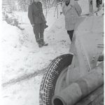 Kenraali Hjalmar Siilasvuo käymässä tykistössä Kiestingissä helmikuussa 1942. Tykki on 122 mm:n haupitsi.