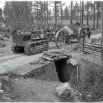 Suomalainen tykistö etenee yli edellisen sodan taistelukenttien. Kuvassa vedetään 203 mm:n englantilais-amerikkalaista järeää haupitsia vuodelta 1917. Äyräpää elokuussa 1941.