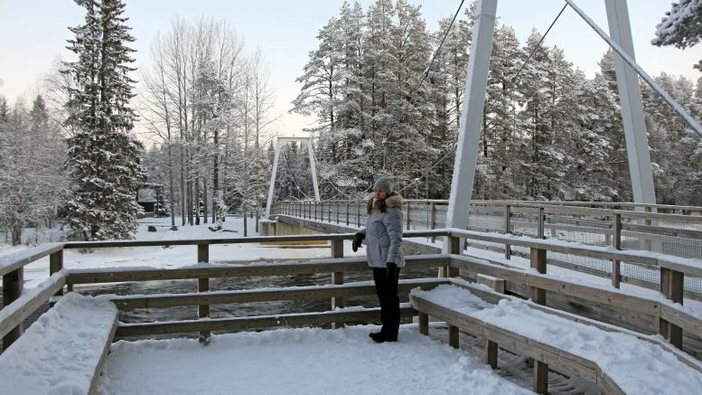 Suomen metsäkeskuksen projektipäällikkö Janica Mäyrä pitää Koitelin infran rakentamista malliesimerkkinä määrätietoisesta ja onnistuneesta työstä käyttää rakennusmateriaalina puuta. (Kuva: Teea Tunturi)