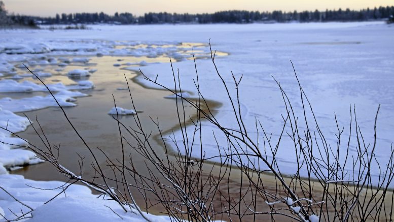 Kipakoista pakkasista huolimatta jäätilanne on vielä arvaamaton. Vaikka jääpeite vahvistuu, merellä on railoja, lunta on vähän ja rannoilla vettä. Jokien jäille ei kannata vielä mennä. Kuva Martinniemen edustalta Mustakarin aallonmurtajalta Haukiputaan suuntaan.