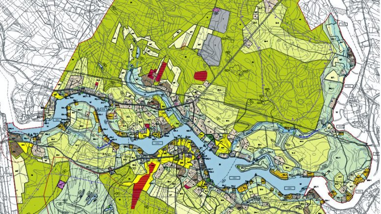 Jakkukylän osayleiskaava-alueen raja lännessä kulkee Laurilanniemen kohdalla ja itäreuna rajautuu Iijokeen Maalismaan tietämillä. Suunnittelualueen laajuus on noin 28 neliökilometriä. (Kartta: Ramboll)