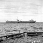 Virpiniemen öljysatama Haukiputaalla vihittiin käyttöön syyskuussa 1959. Kuvassa satamaan ensimmäisenä saapunut tankkialus Wipunen redillä sataman edustalla. Kuva: Museovirasto.