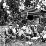 Iin Brusilan talon väki kahvitauolla heinäntekoaikaan vuonna 1944. Kuva otettu talon lähellä sijainneen niityn laidalla. Henkilöt vasemmalta: inkeriläismies, joka tuli sodan alkuaikoina Iihin ja joutui perheineen palaamaan sodan päätyttyä Neuvostoliittoon, seuraavana Heikki Kurkela, edessä selin Eeva Kurkela (edellisen tytär), kaksi sotasairaalan miestä, "setä-Matti", Heikki Kurkelan pojan vaimo Anni Kurkela, talon apulainen Lamminparras, neuvostoliittolainen sotavanki sekä suomalainen sotilas läheisestä sotasairaalasta. Kuva: Museovirasto, kuva kopioitu alkuperäisestä nitraattinegatiivista.