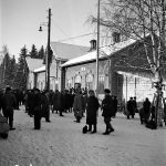 Matkustajia Iin rautatieasemalla 27.2.1945. Kuva: Museovirasto.