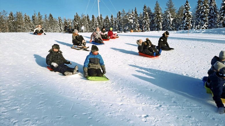 Vatukkakoskentien mäenlaskupaikka on kovassa käytössä. Tiistaina aamusella Yli-Iin koulun oppilaita oli nauttimassa mäenlaskusta kirpsakassa pakkassäässä. Laskettelun lomassa paisteltiin myös makkaraa. Nyt Yli-Iissä on herännyt halu kehittää mäen toimintoja monipuolisemmiksi. (Kuva: Teea Tunturi)