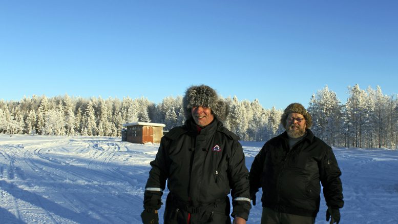 Nuorittan porokisojen puuhamiesten Juha Parkkisen (vas.) ja Veli Koistisen hymyt eivät ole vielä hyytyneet. He odottavat, että kisat saadaan järjestää maaliskuulla.