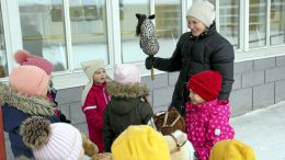 Kerhon aluksi Iin Ojakylän koulun 1. -2. luokkalaiset kokoontuvat yhteen Marja Hytösen johdolla.