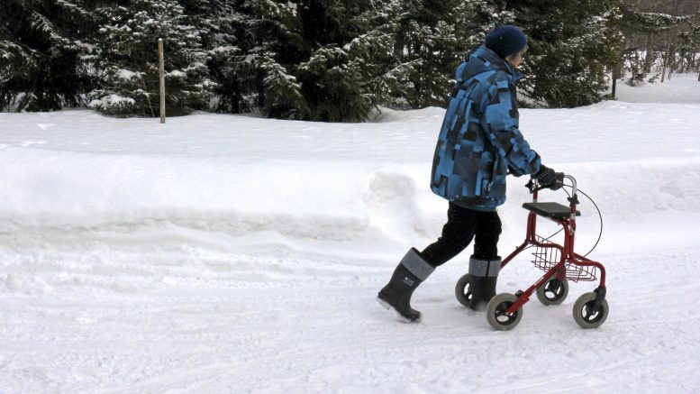 Ikäihmisiä kokoavat harrastustoiminnot ovat olleet katkolla tai kokoontuneet satunnaisesti jo vuoden verran. Aikaa kulutetaan käsitöiden, kotihommien ja ulkoilun parissa.