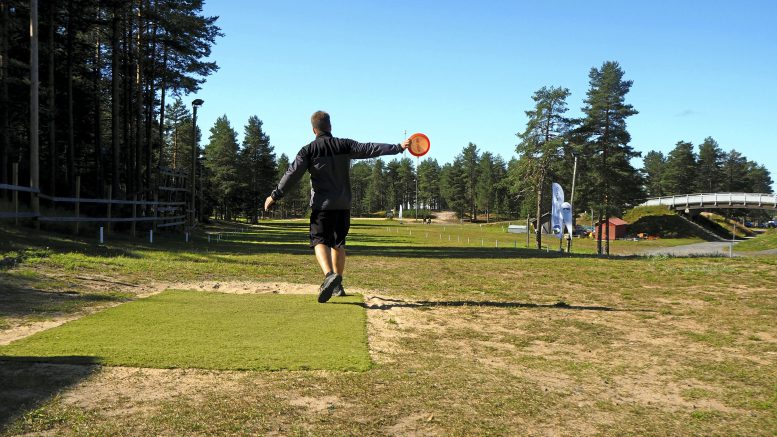 Frisbeegolfin SM-kisat kisataan elokuussa Virpiniemessä, mutta sitä ennen rata kaipaisi kunnostusta. Koronapandemia on tuonut lajin pariin runsaasti uusia harrastajia, joten Oulun alueen radat ovat kovalla käytöllä. Kuva: Kajsa Wickström/SFL