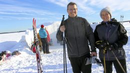 Paluumuuttjat Heini ja Tom Alderman perheineen nauttivat talvipäivästä meren jäällä ja poikkesivat iglukahvilassa.