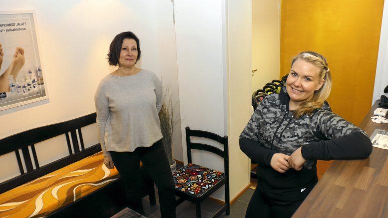 Karin Björnholm (vasemmalla) ja Satu Kaisto toivovat, että hyvinvointi Iisii kokoaisi muitakin hyvinvointialan yrittäjiä.