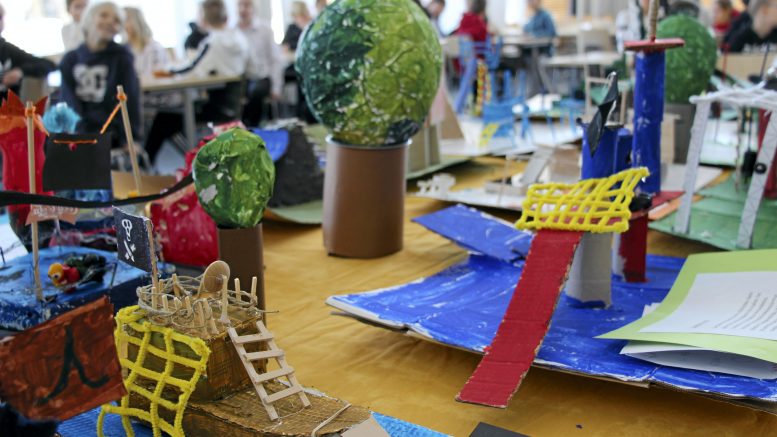 Oppilaat tekivät suunnittelemistaan leikkipuiston välineistä pienoismalleja. Kierrätysmateriaaleista valmisetut pienoismallit laitettiin esille MOK-viikon päätteeksi ruokasalissa järjestettyyn päätöstilaisuuteen.
