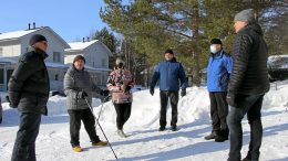 Virpiniemeläiset Markku Holma, Jukka Puranen, Nina Kerkkänen, Jouko Knuutinen, Vesa Karihtala ja Vesa Nurminen odottavat, että Oulun yhdyskuntalautakunta tekee päätöksen Virpiniemen kaava-asiassa seuraavassa kokouksessaan. Asukkaiden mielestä vitkuttelu saa nyt riittää. (Kuva: Teea Tunturi)