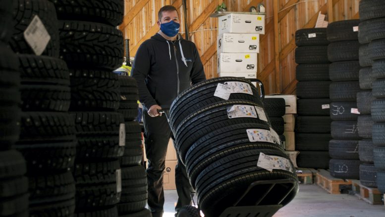 Juha Majava kertoo, että Haukiputaan Rengasmarketin varastot suorastaan pullistelevat ennakkotilattuja kesärenkaita. Majava kuitenkin muistuttaa, ettei kesärenkaisiin ole mikään kiire vaihtaa.