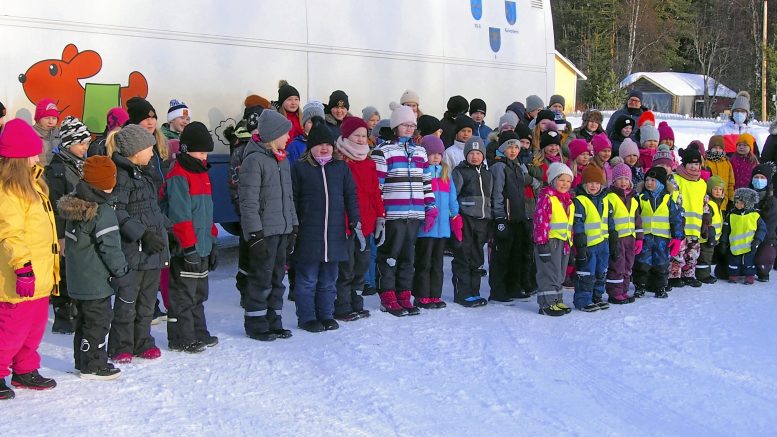 Jakkukylän koulun ja päiväkodin väki on lukeutunut Akselin ahkeraan käyttäjäkaartiin, niinpä jäähyväiset kirjastoautolle heitettiin laulun ja vilkutusten kera.