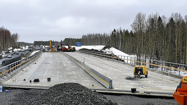 Nelostien liikenne pääsee kulkemaan nyt uudella Allikon sillalla aluksi vuorotellen sillan yhtä kaistaa pitkin. Viereinen työmaanaikainen varasilta puretaan ennen tulvakautta. Siltahankkeen on määrä valmistua heinäkuussa. Kuva: Väylävirasto