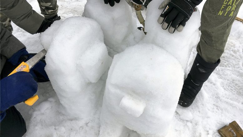 Iissä on taidekoulun toimintaa on tuotu tänä keväänä esille koulupäivän yhteydessä toteutetuilla lyhyillä musiikki- ja kuvataidekursseilla, esimerkiksi lumenveistokursseilla. Kuva: Hennariikka Lohi