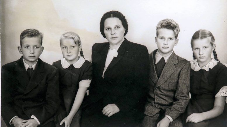 Perhekuvassa 1950-luvun alussa Hyvinkäällä. Vasemmalta Osmo, Kaarina, Elli-äiti, Olli ja Arja. Kuvassa ollaan vakavina.