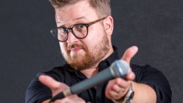 Stand up -koomikko Lasse Oikarinen hauskuttaa Live-streamissä vapunpäivänä. Kuva: Tuula Nikki