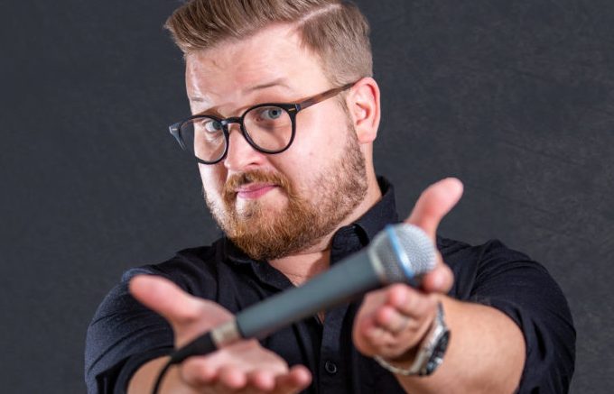 Stand up -koomikko Lasse Oikarinen hauskuttaa Live-streamissä vapunpäivänä. Kuva: Tuula Nikki