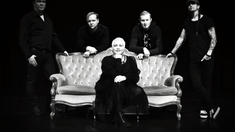 Sipe Å kasvoi yhden naisen ja tuottajan projektista kokonaiseksi bändisovitetuksi albumiksi, joka julkaistaan toukokuun lopussa. Kuvassa vasemmalta oikealle Mika Kainua, Matti Manninen, Sipe Åqvist, Jani Kenttä ja Johan Andreassen. Kuva: Tiina Nuortimo